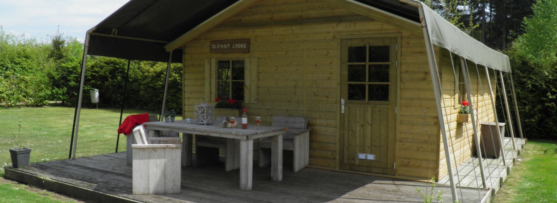 Lodge Hoeve aan den weg.jpg