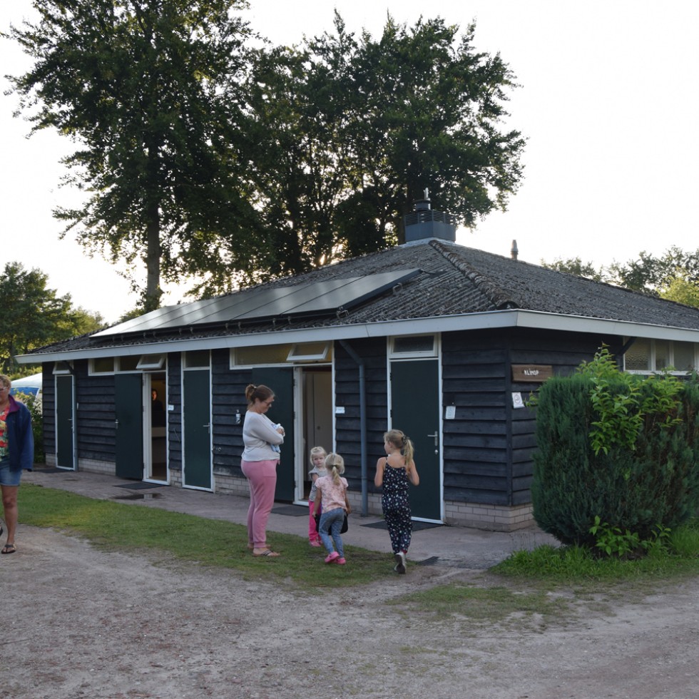 sanitaire gebouw camping hoeve aan den weg